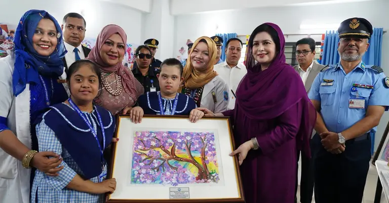 ‘ব্লু স্কাই’ স্কুলের শিক্ষার্থীদের সঙ্গে ডা. জুবাইদা রহমান